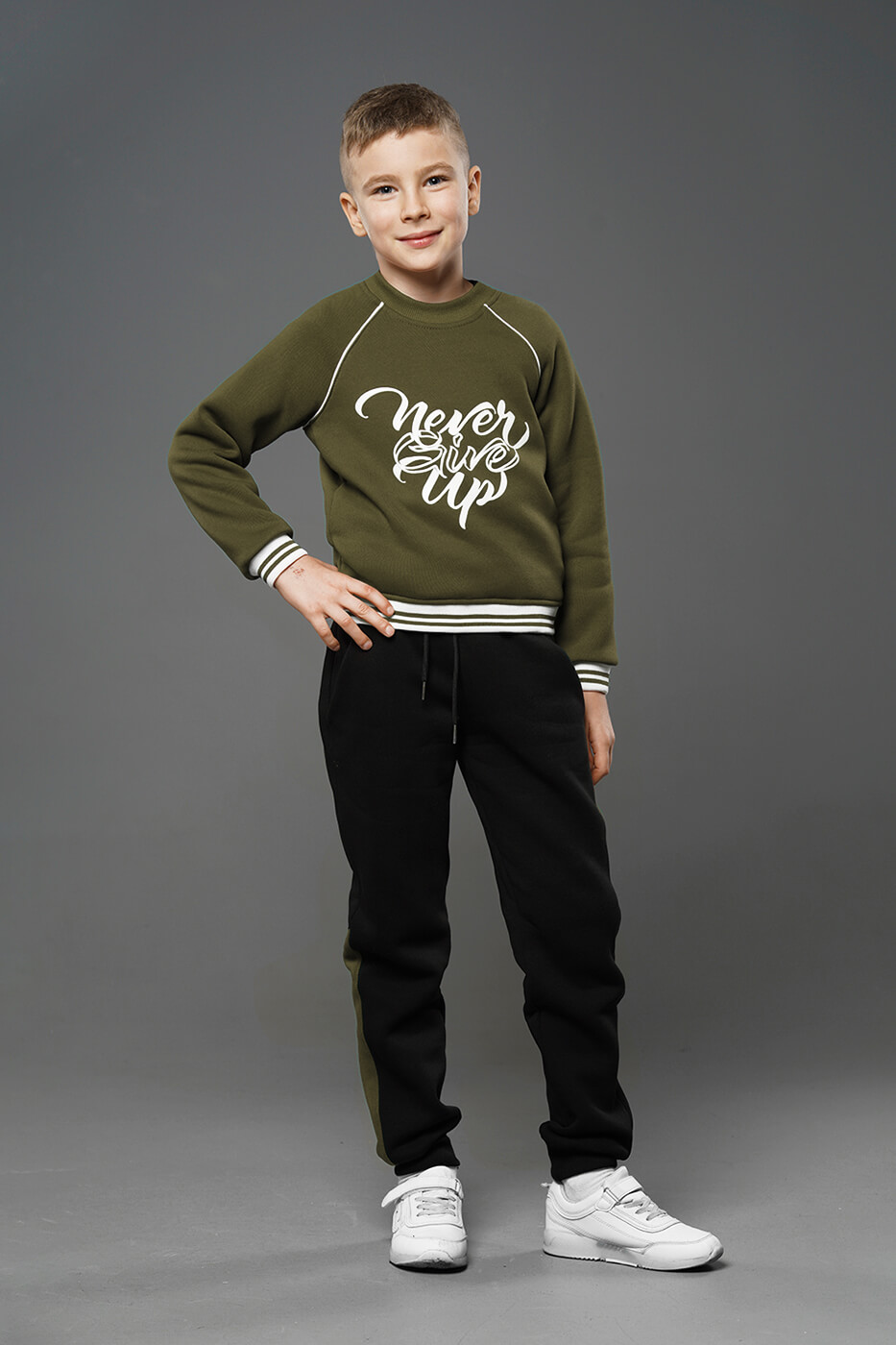 detskaya-tolstovka-kostyum-dzhej-cveta-haki1