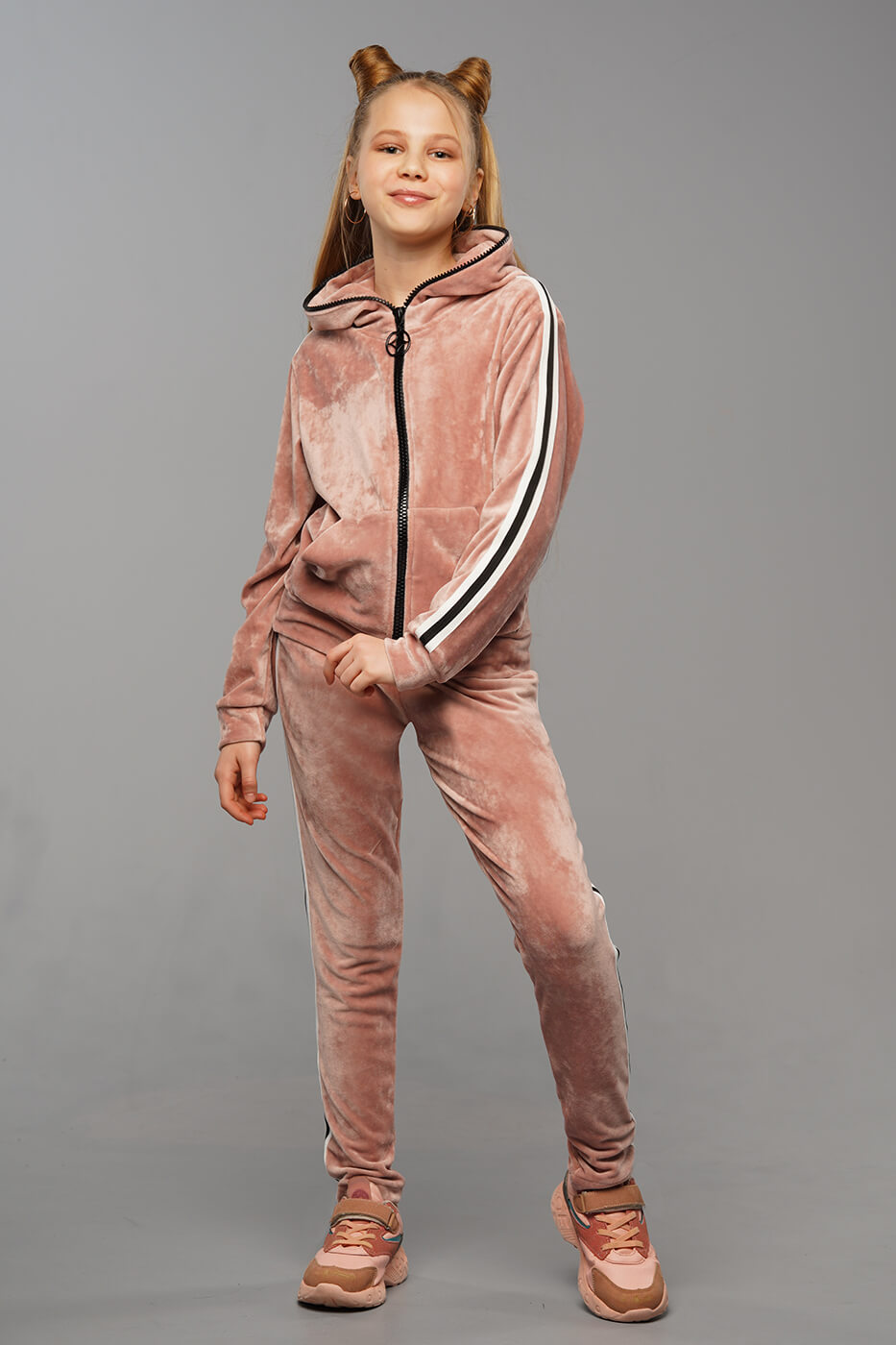 detskij-sportivnyj-kostyum-iz-velyura-nikol-rozovyj