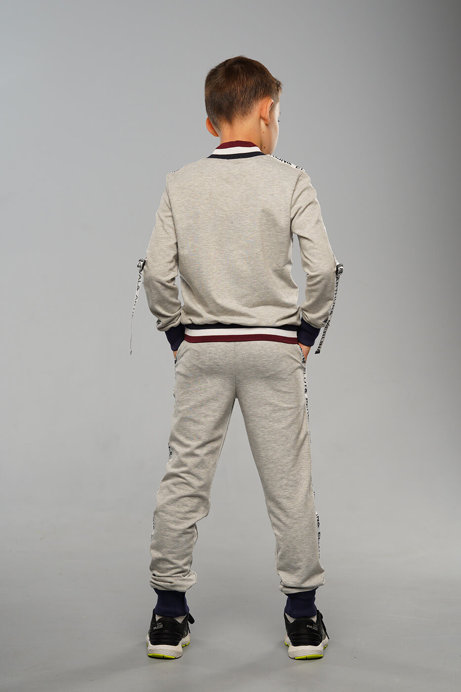 sportivnyj-kostyum-dlya-malchika-halen-serogo-cveta3