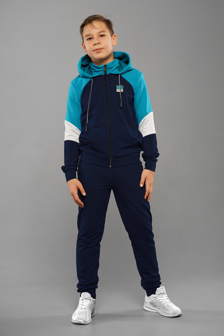 sportivnyj-kostyum-ostin-cvet-morskoj-volny-na-malchika-podrostka7