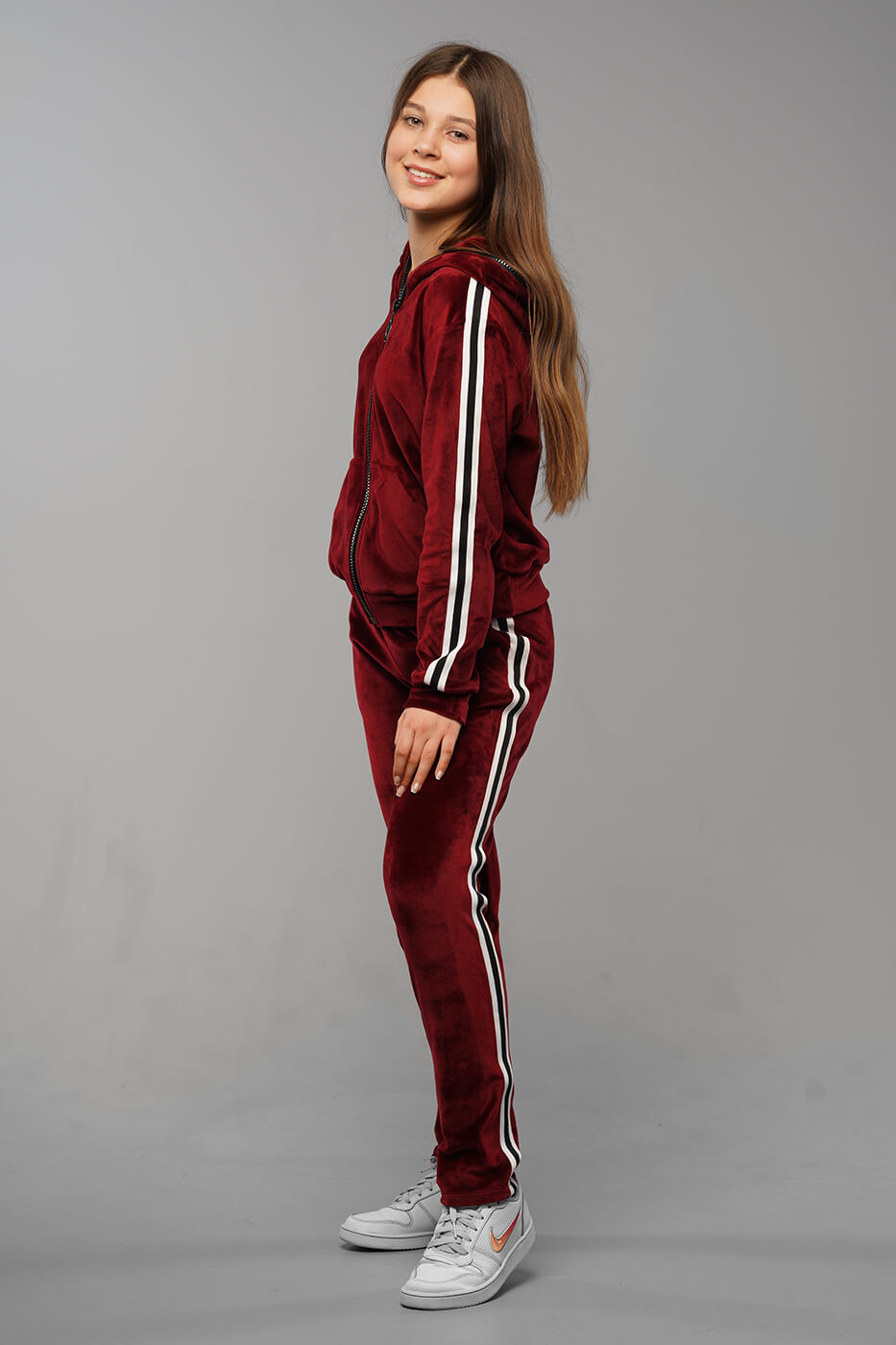 velyurovyj-kostyum-dlya-devochki-nikol-bordovyj1