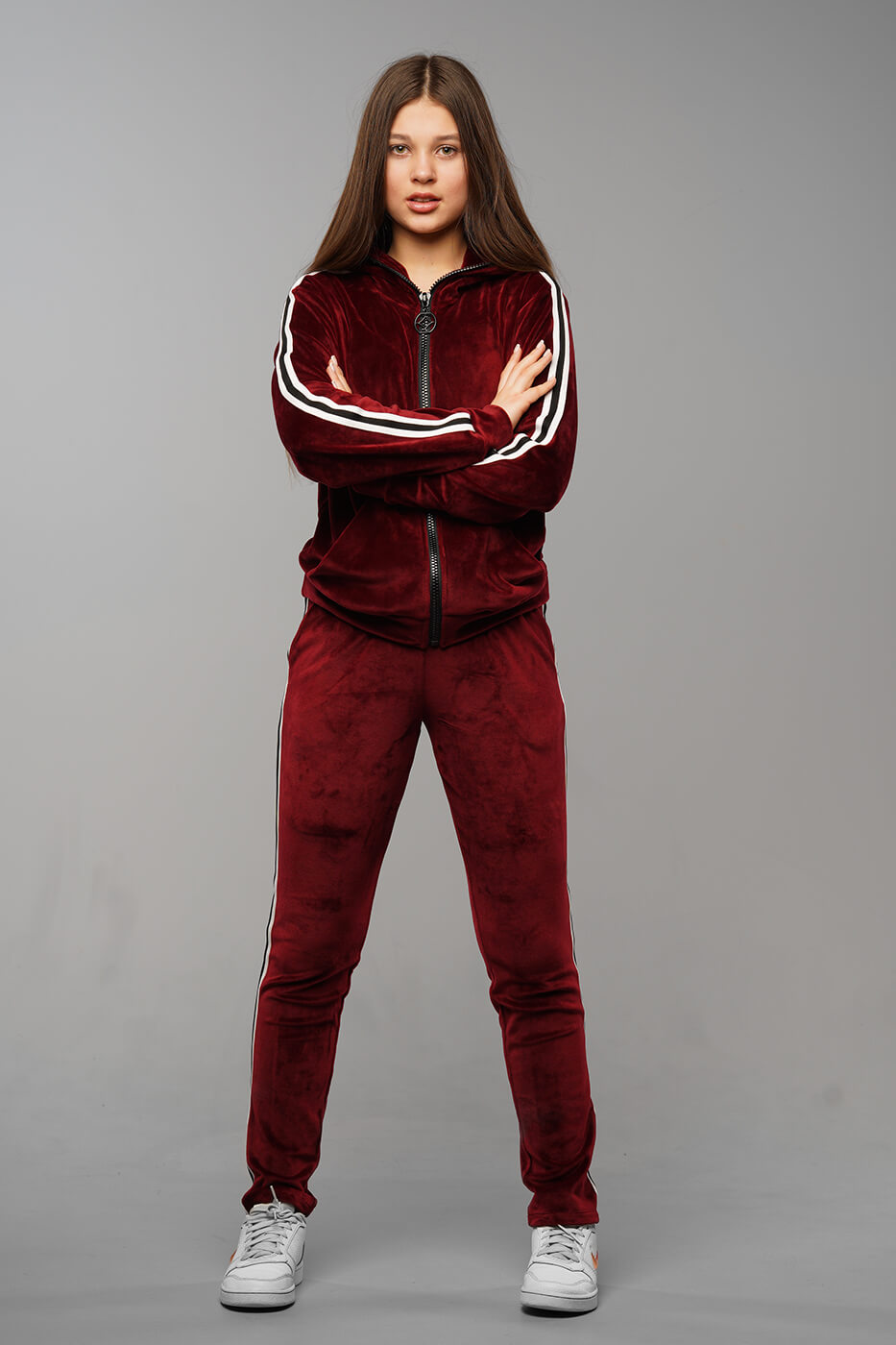 velyurovyj-kostyum-dlya-devochki-nikol-bordovyj3