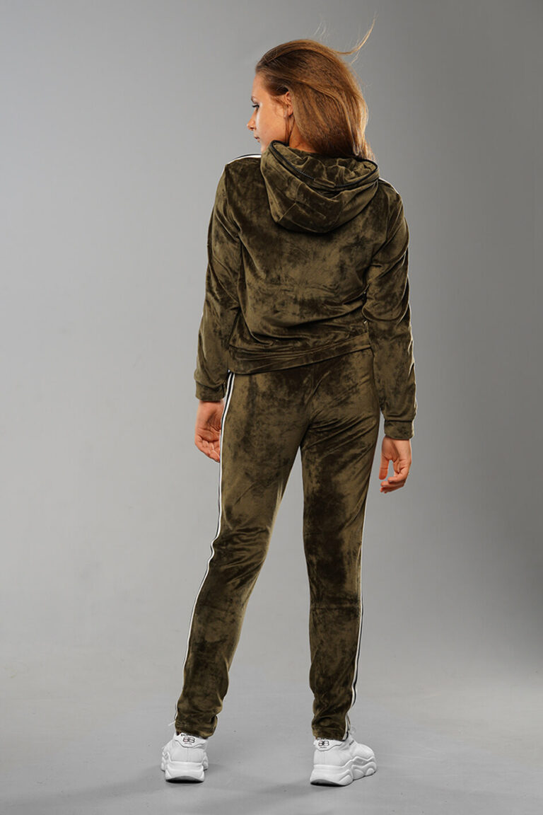 velyurovyj-kostyum-dlya-devochki-podrostk-nikol-cveta-haki2