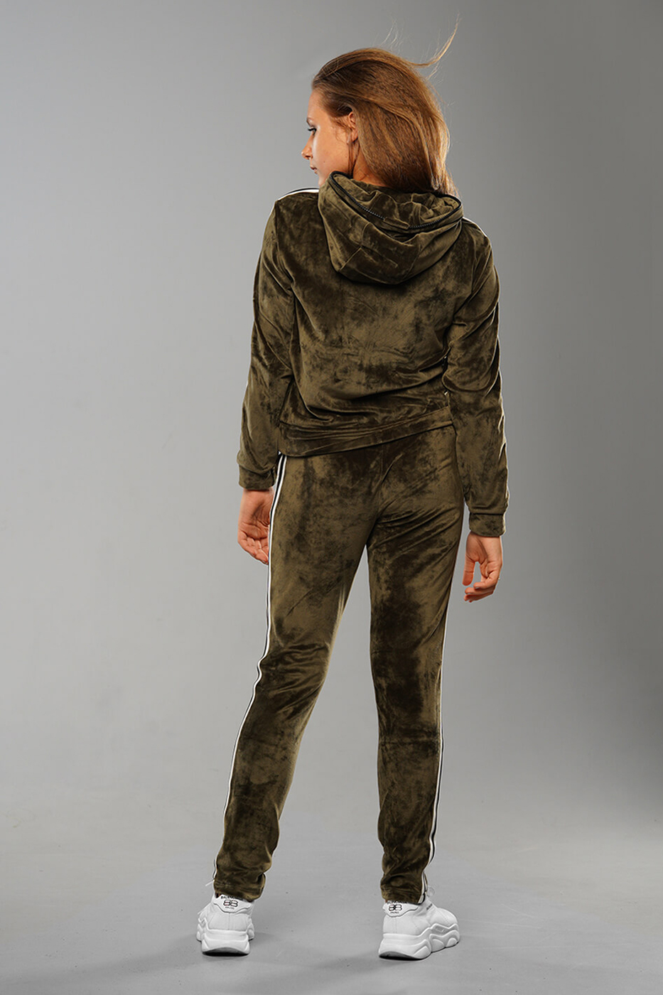 velyurovyj-kostyum-dlya-devochki-podrostk-nikol-cveta-haki2