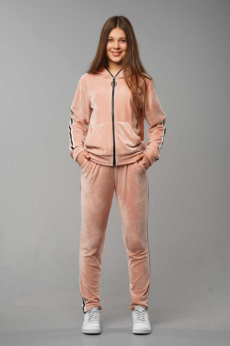 velyurovyj-kostyum-dlya-devochki-podrostka-nikol-pudrovogo-cveta1