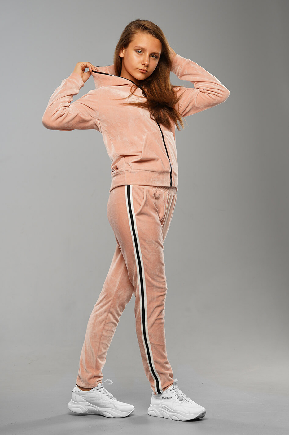 velyurovyj-kostyum-dlya-devochki-podrostka-nikol-pudrovogo-cveta4