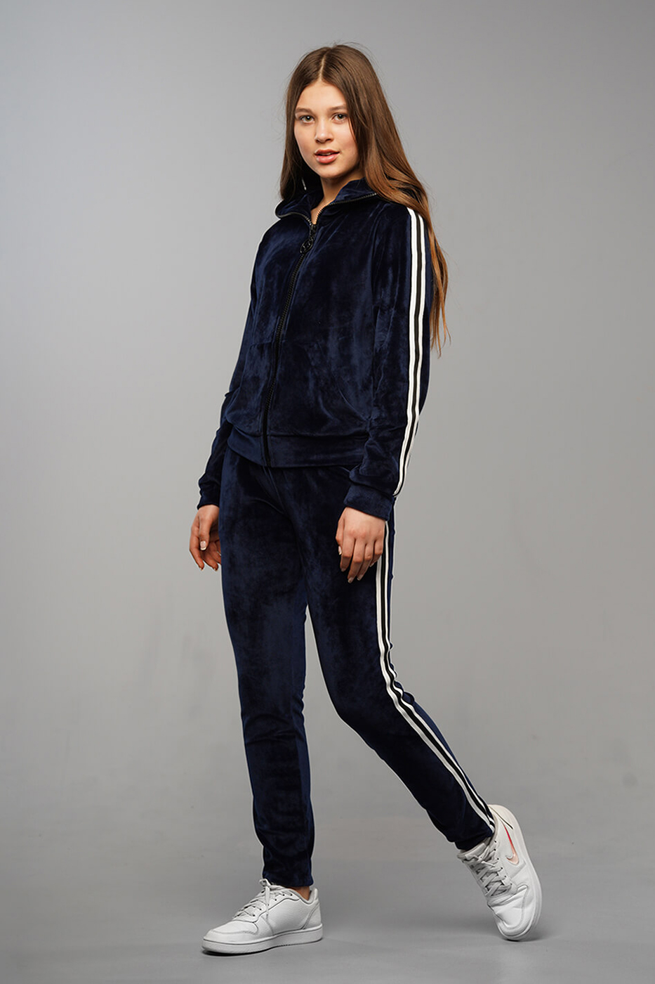 velyurovyj-kostyum-dlya-devochki-podrostka-nikol-sinego-cveta3