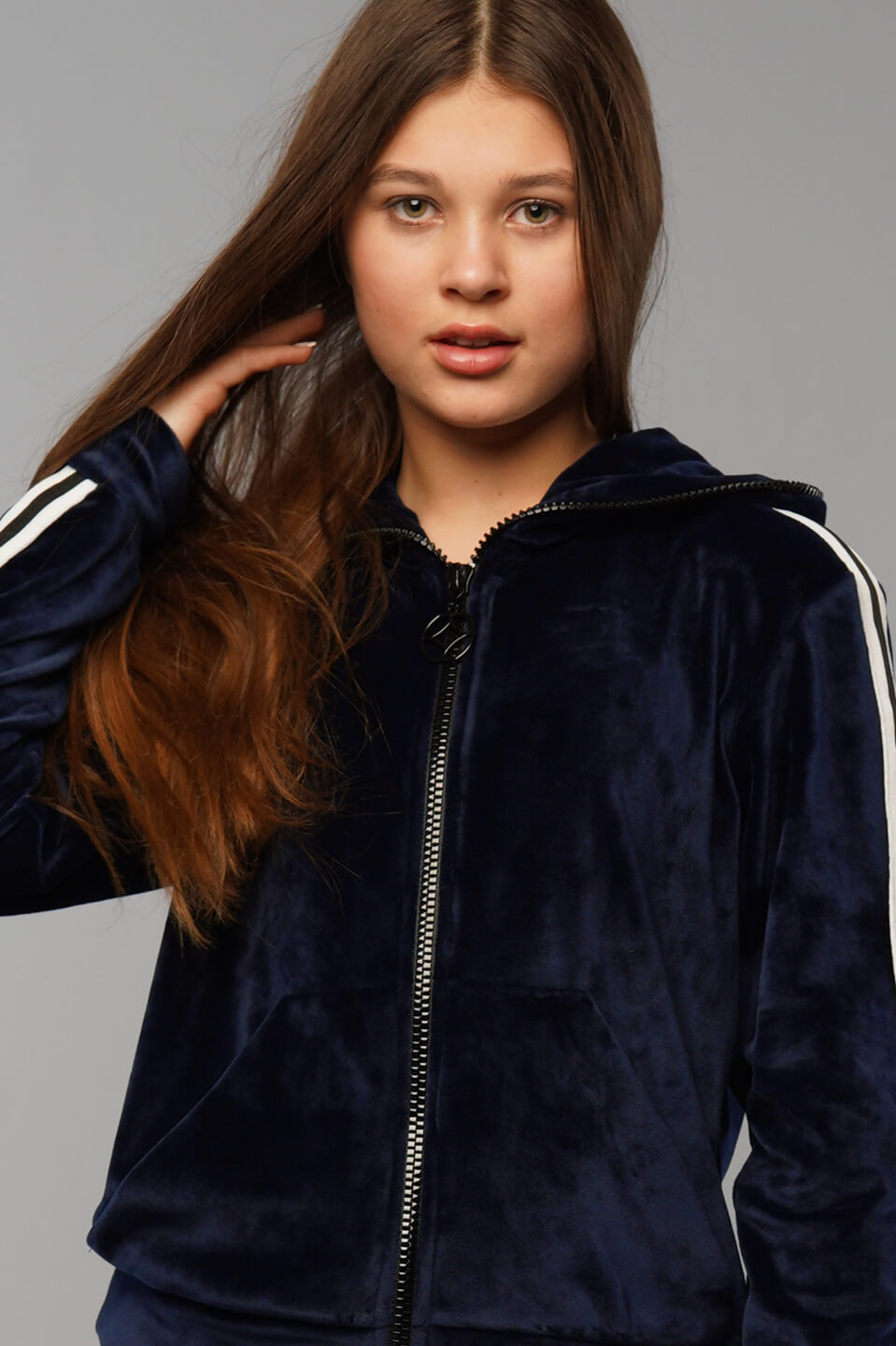 velyurovyj-kostyum-dlya-devochki-podrostka-nikol-sinego-cveta4