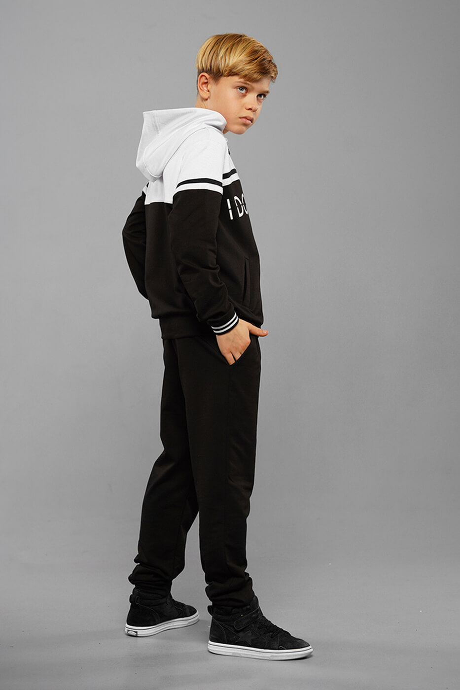 podrostkovyj-sportivnyj-kostyum-a-malchika-sasha-cvet-belyj-s-chernym1