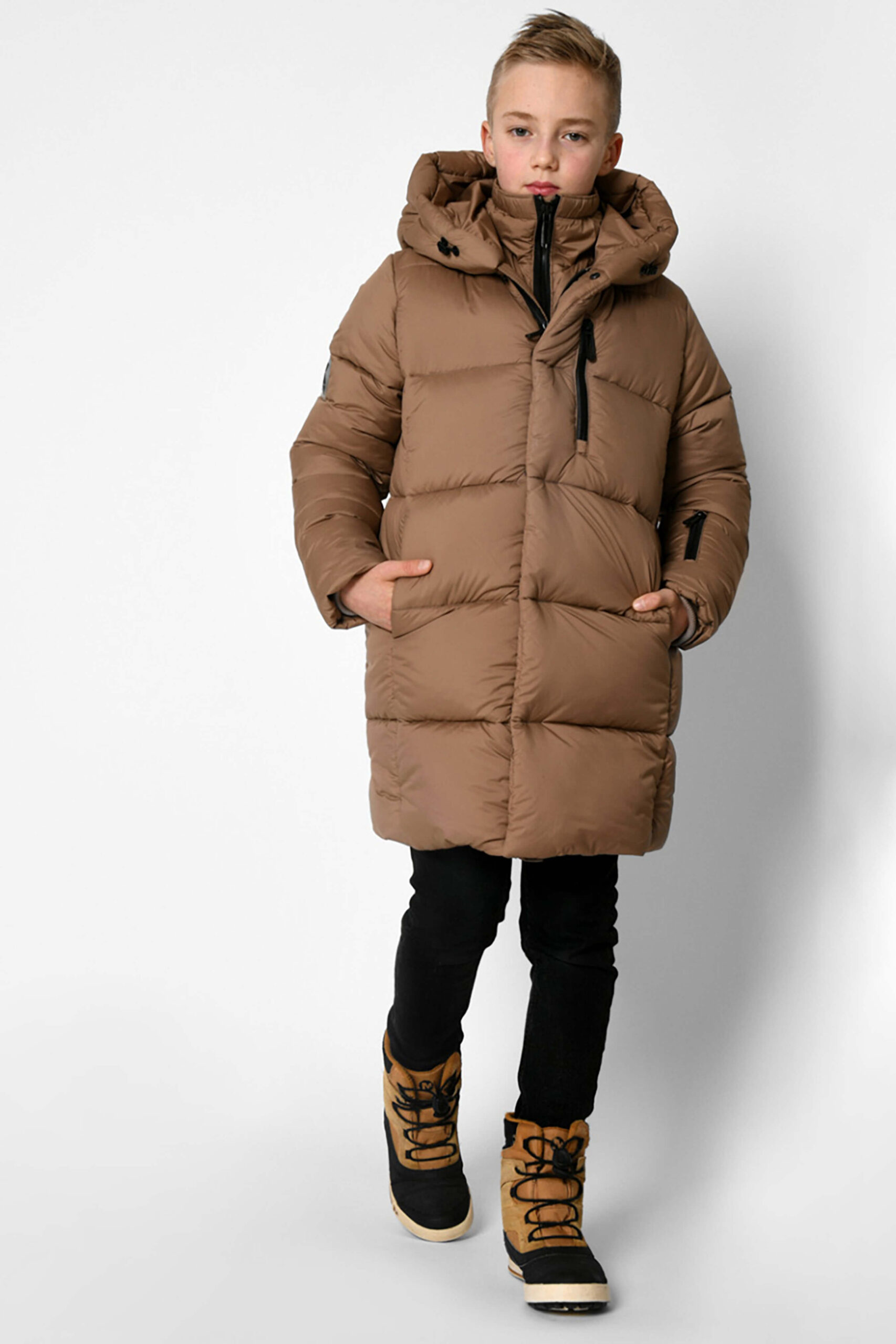 zymovyy-pukhovyk-dlya-khlopchyka-DT-8348 korychnevoho-kolʹoru