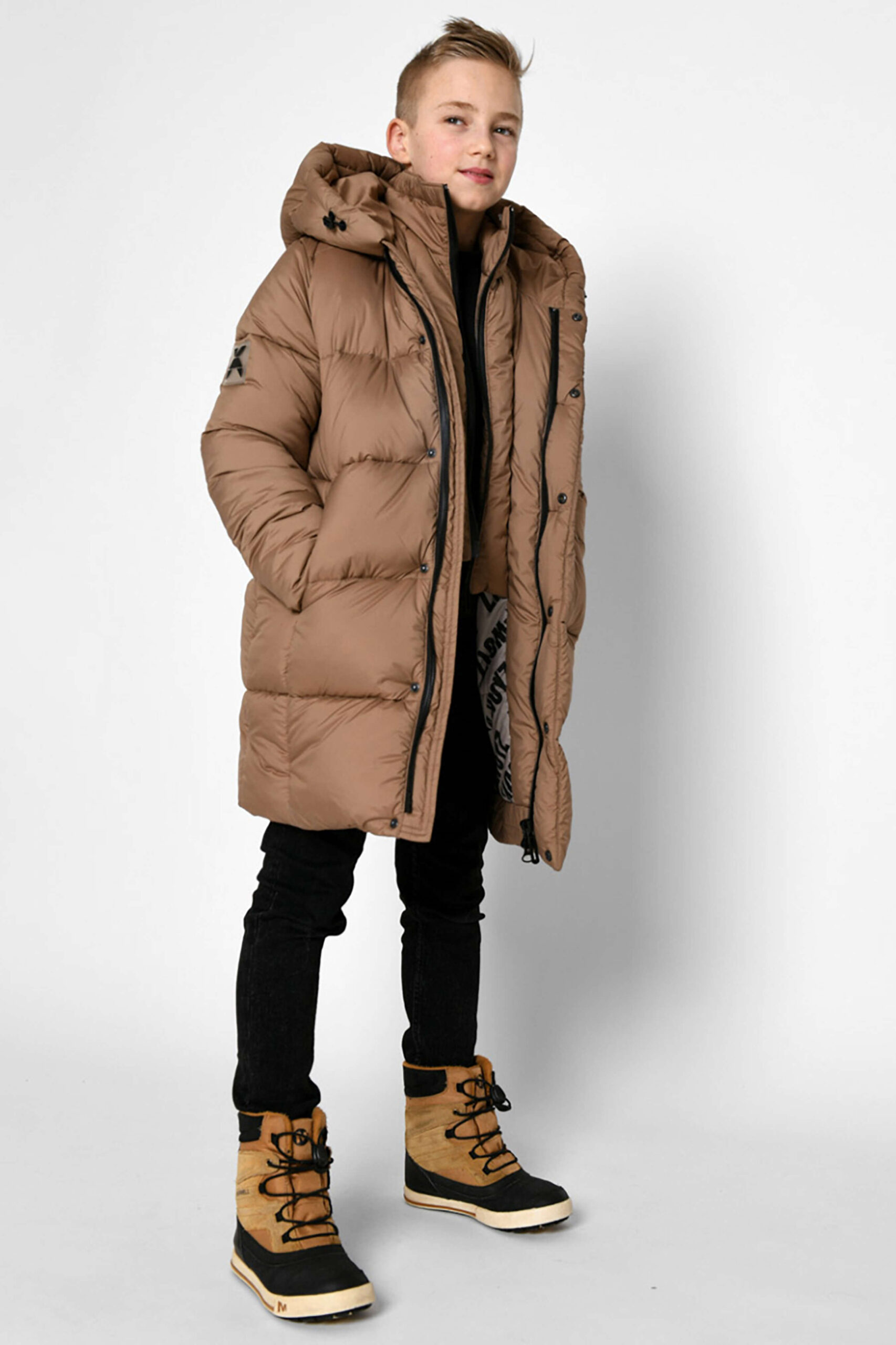 zymovyy-pukhovyk-dlya-khlopchyka-DT-8348 korychnevoho-kolʹoru1