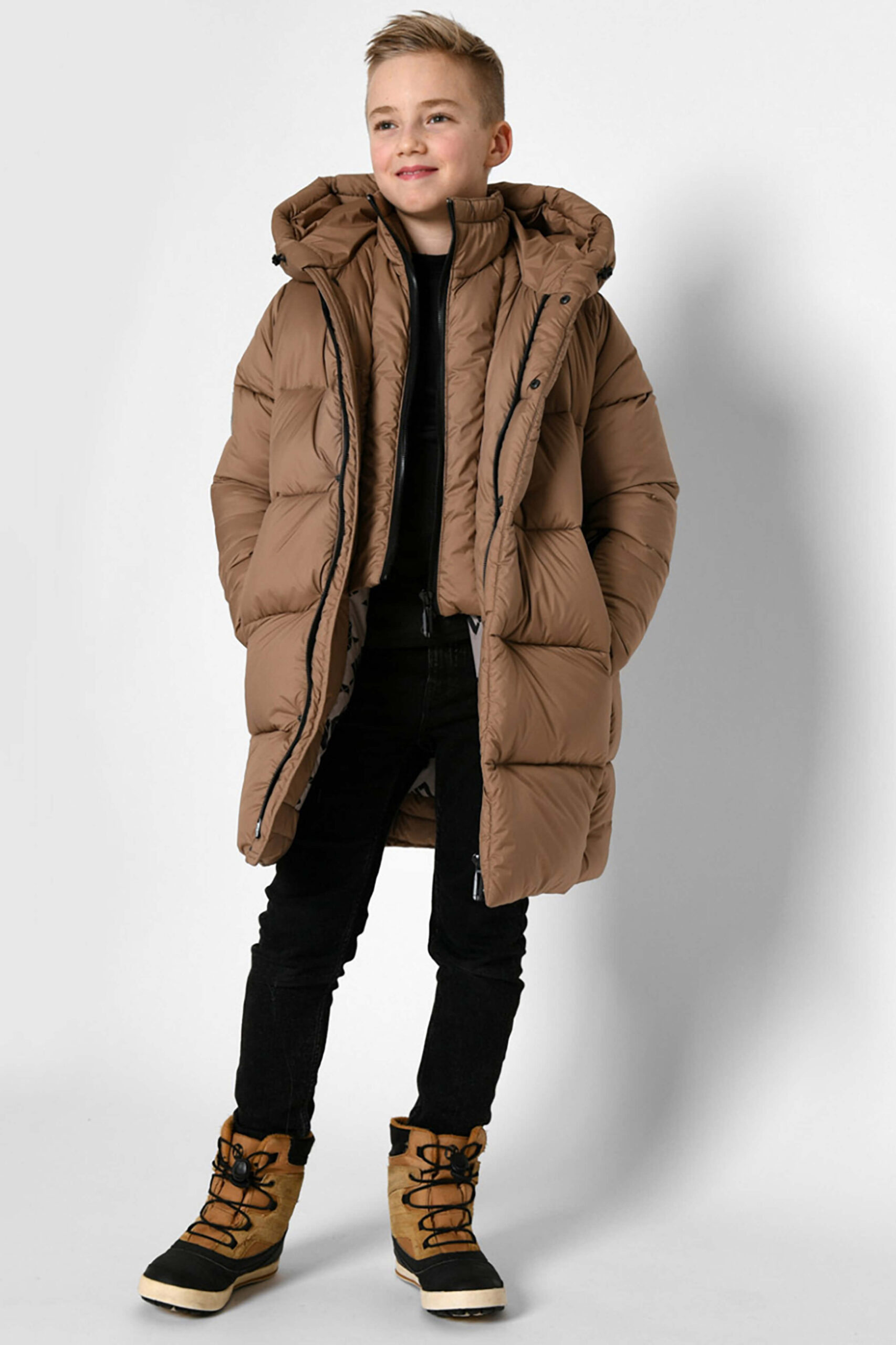 zymovyy-pukhovyk-dlya-khlopchyka-DT-8348 korychnevoho-kolʹoru2