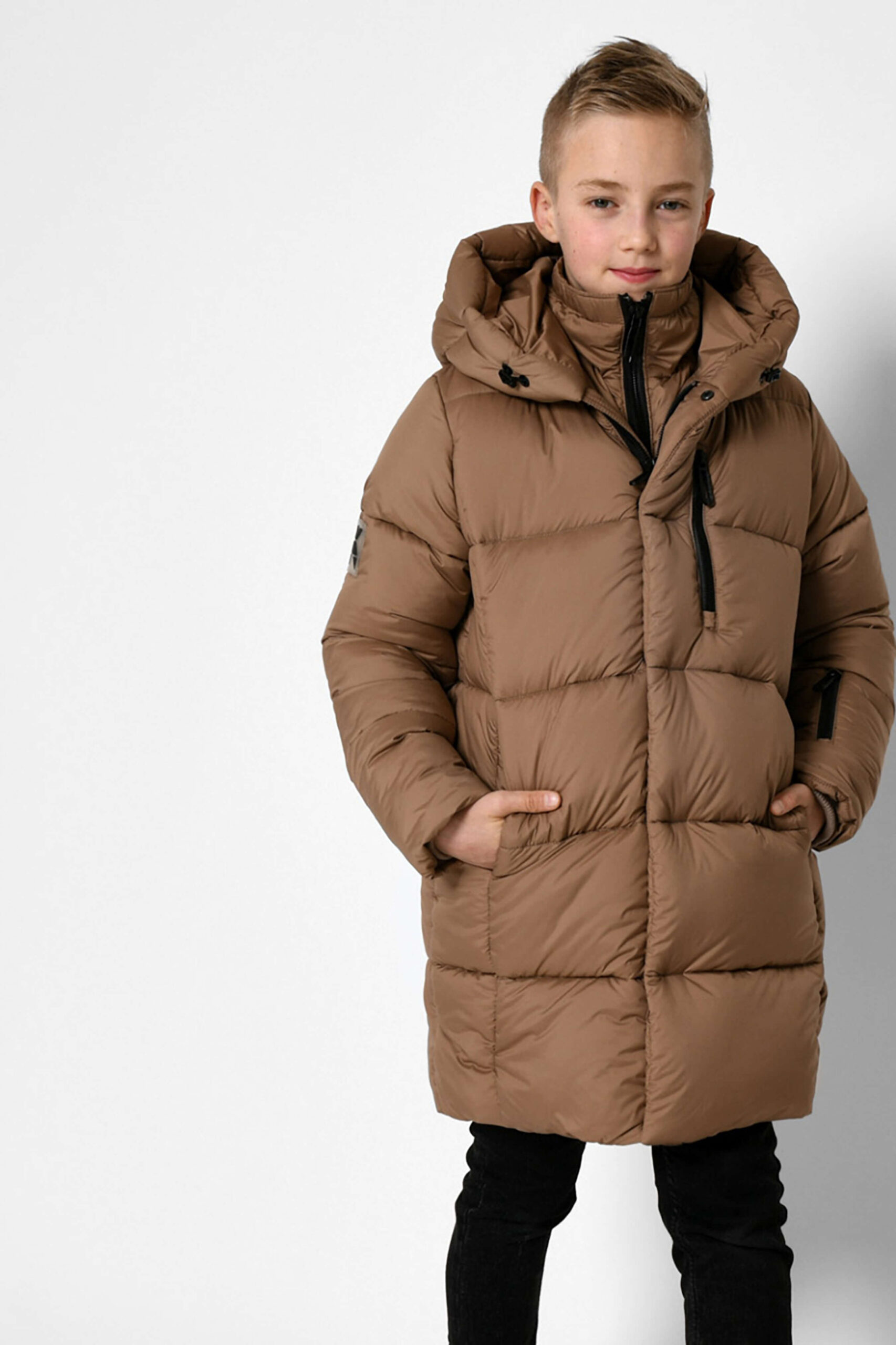 zymovyy-pukhovyk-dlya-khlopchyka-DT-8348 korychnevoho-kolʹoru5