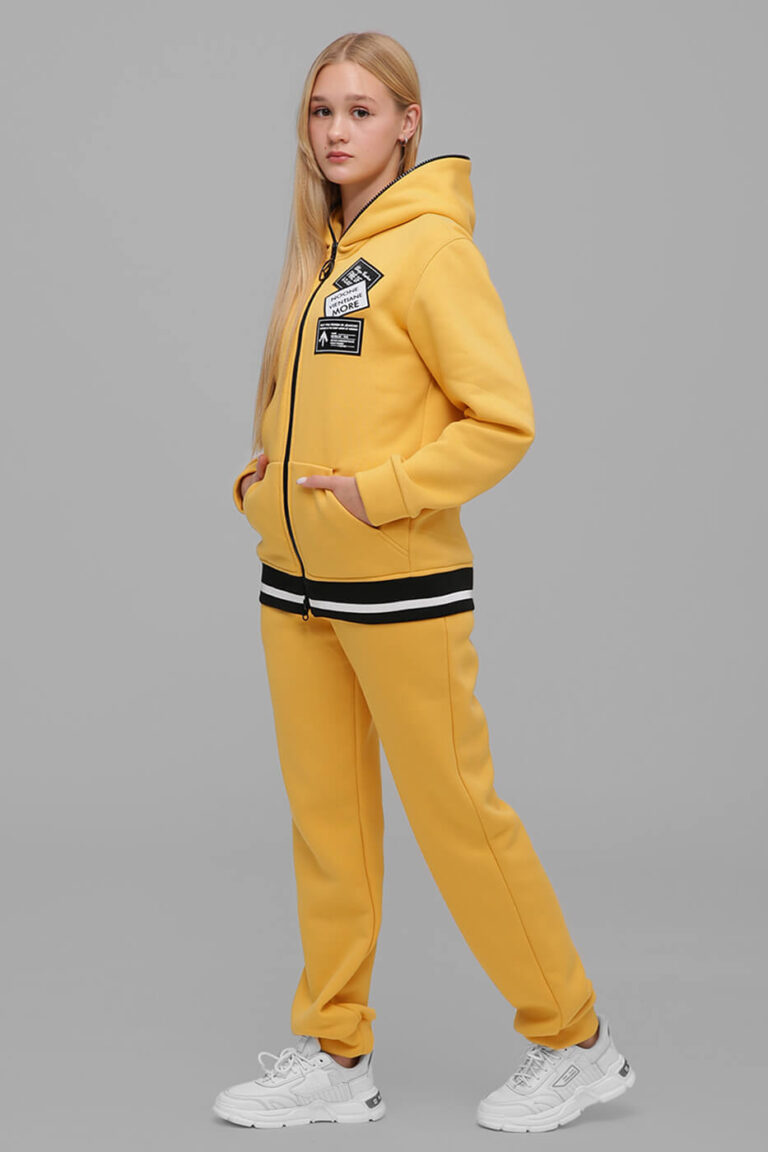 Teplyy Kostyum S Nachesom Na Zmeyke Ester Gorchichnyy.