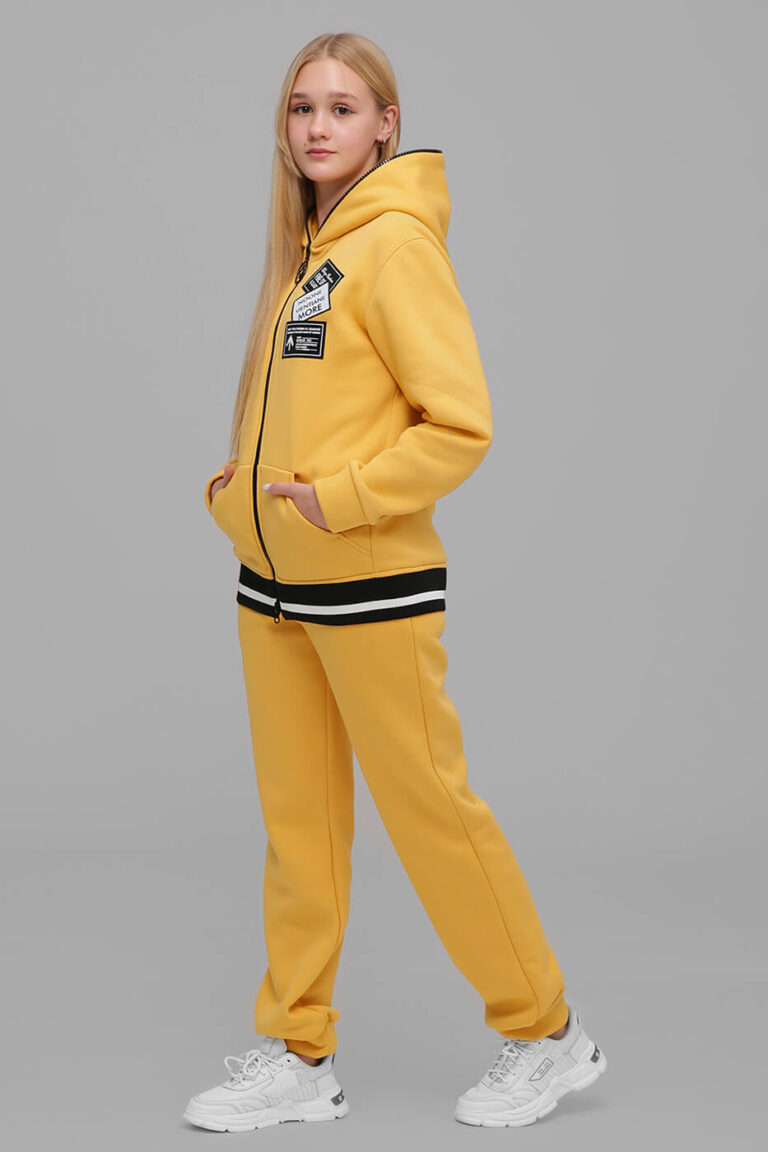 Teplyy Kostyum Z Nachisom Na Zmiytsi Ester Hirchychnyy.